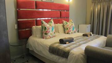 Kamar Double Comfort | Didekorasi berbeda-beda dan dilengkapi dengan perabotan berbeda-beda