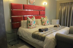 Comfort-Doppelzimmer | Individuell dekoriert, individuell eingerichtet, Schreibtisch
