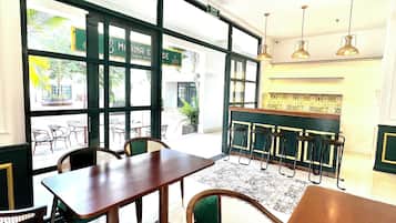 Muebles diferentes, tabla de planchar con plancha y wifi gratis