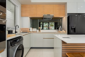 Departamento exclusivo | Cocina privada | Refrigerador, microondas, horno y parrilla de estufa
