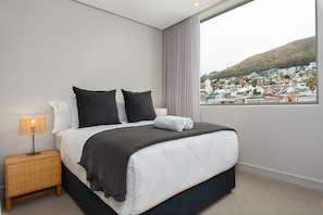 Departamento exclusivo | Espacio para trabajar con laptop y tabla de planchar con plancha