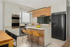 Departamento exclusivo | Cocina privada | Refrigerador, microondas, horno y parrilla de estufa