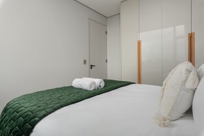 Departamento exclusivo | Espacio para trabajar con laptop y tabla de planchar con plancha