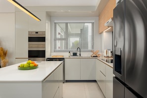 Departamento exclusivo | Cocina privada | Refrigerador, microondas, horno y parrilla de estufa