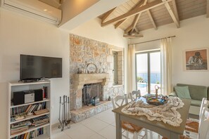 Fernseher, Kamin, DVD-Player, Bücher