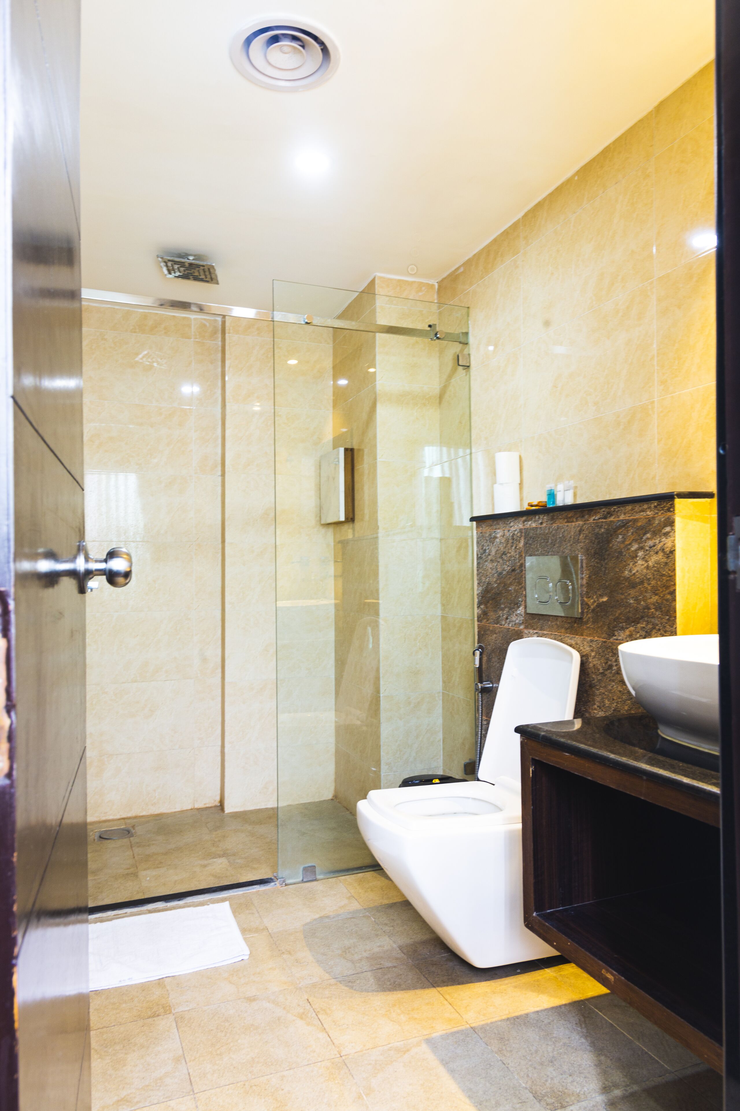 Shower, rainfall showerhead, free toiletries, hair dryer