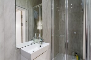 Douche, serviettes fournies