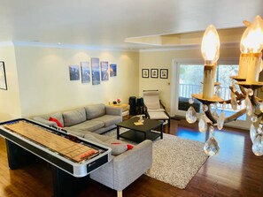 TV connectée, cheminée, jeux vidéo, table de tennis de table