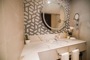 Regendusche, Haartrockner, Bademäntel, Bidet