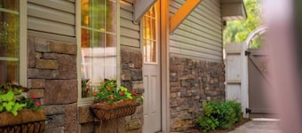 Rose Lane/Sleeps 4/Hot Tub/Peaceful