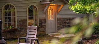 Rose Lane/Sleeps 4/Hot Tub/Peaceful