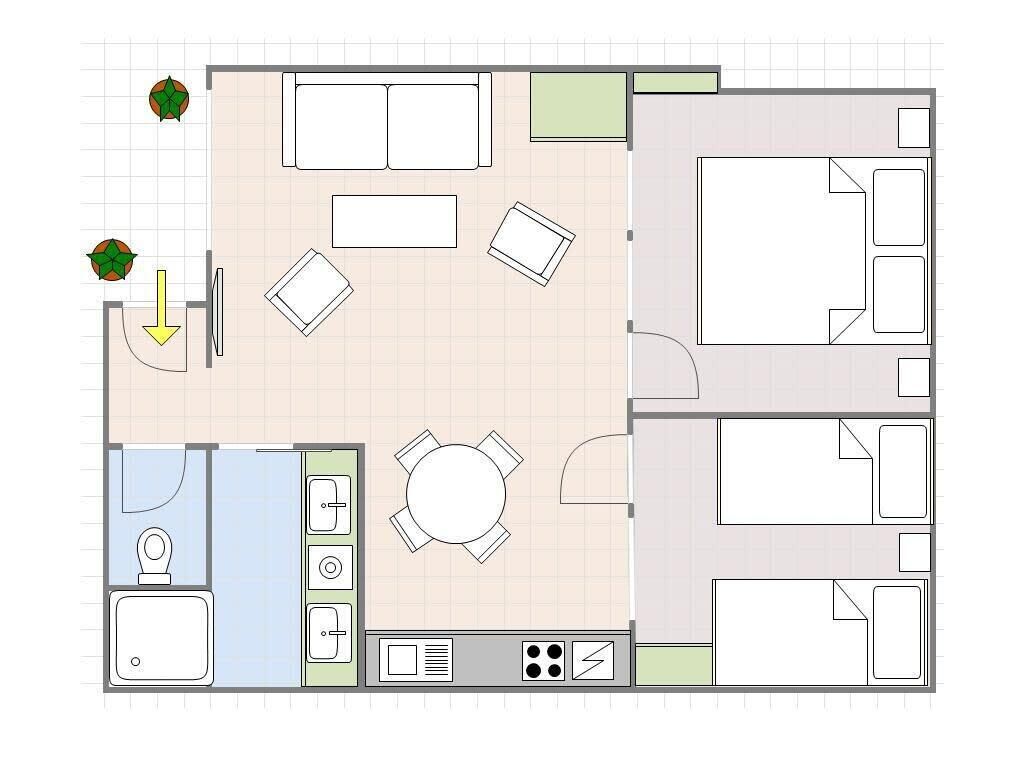 Grundriss eines Hotelzimmers mit Küchenzeile, Essbereich, Bad und Wohnbereich.