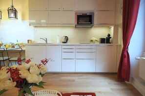 Kylskåp, mikrovågsugn, diskmaskin och kaffe- och tebryggare