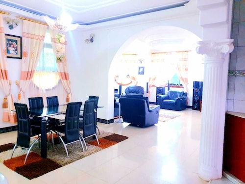 Spacious 5-bedroom House with free WiFi in Njiro, Arusha