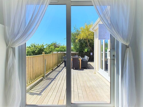 Large House in Bude, Cornwall, Sleep18, Quiet Location, Just 10min Walk To Beach