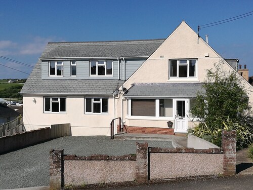 Large House in Bude, Cornwall, Sleep18, Quiet Location, Just 10min Walk To Beach