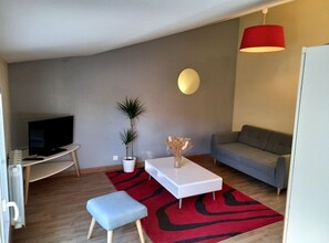 تلفزيون بشاشة مسطحة