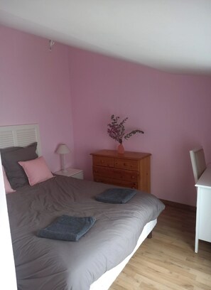 2 bedrooms, desk, bed sheets