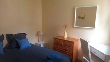 2 slaapkamers, een bureau, beddengoed