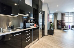 Kjøleskap, mikrobølgeovn, ovn og kokeplater