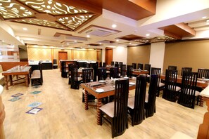 Breakfast, lunch, dinner served; Asian cuisine  - Udman Hotel Haridwar (Haridwar)