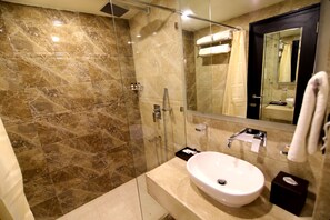 Shower, free toiletries, hair dryer, slippers - Udman Hotel Haridwar (Haridwar)