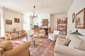 Smart-TV, Kamin, Tischtennisplatte, Drucker