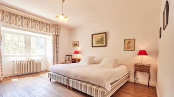 12 Schlafzimmer, Schreibtisch, Bügeleisen/Bügelbrett, Reisekinderbett