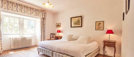 12 chambres, bureau, fer et planche Ă repasser, lit parapluie