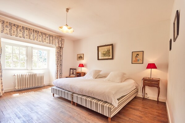 12 Schlafzimmer, Schreibtisch, Bügeleisen/Bügelbrett, Reisekinderbett
