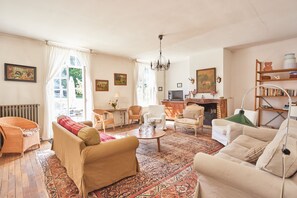 Smart TV, lareira, mesa de pingue-pongue, impressoras