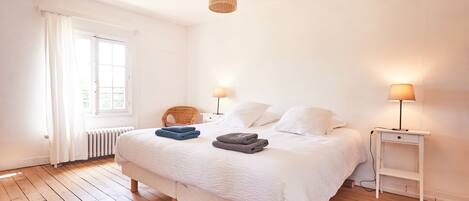 12 室のベッドルーム、デスク、アイロン / アイロン台、旅行用ベビーベッド