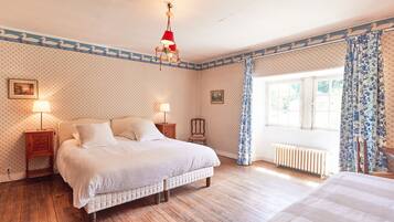 12 Schlafzimmer, Schreibtisch, Bügeleisen/Bügelbrett, Reisekinderbett