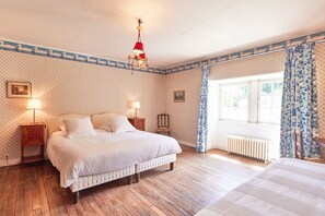 12 Schlafzimmer, Schreibtisch, Bügeleisen/Bügelbrett, Reisekinderbett