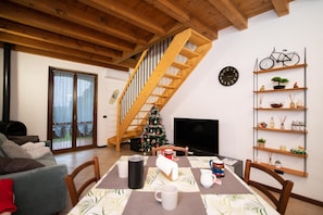 Basic Apartment | Private kitchen | Full-size fridge, oven, stovetop, coffee/tea maker
