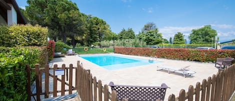 Una piscina al aire libre de temporada