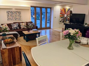 Smart TV, video-game console, Netflix, streaming services - Kent Pool Cottage (Canterbury)