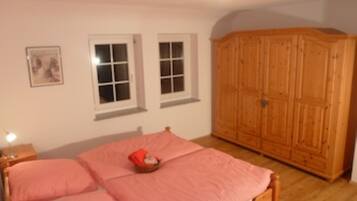 2 Schlafzimmer, Reisekinderbett, kostenloses WLAN, Bettwäsche