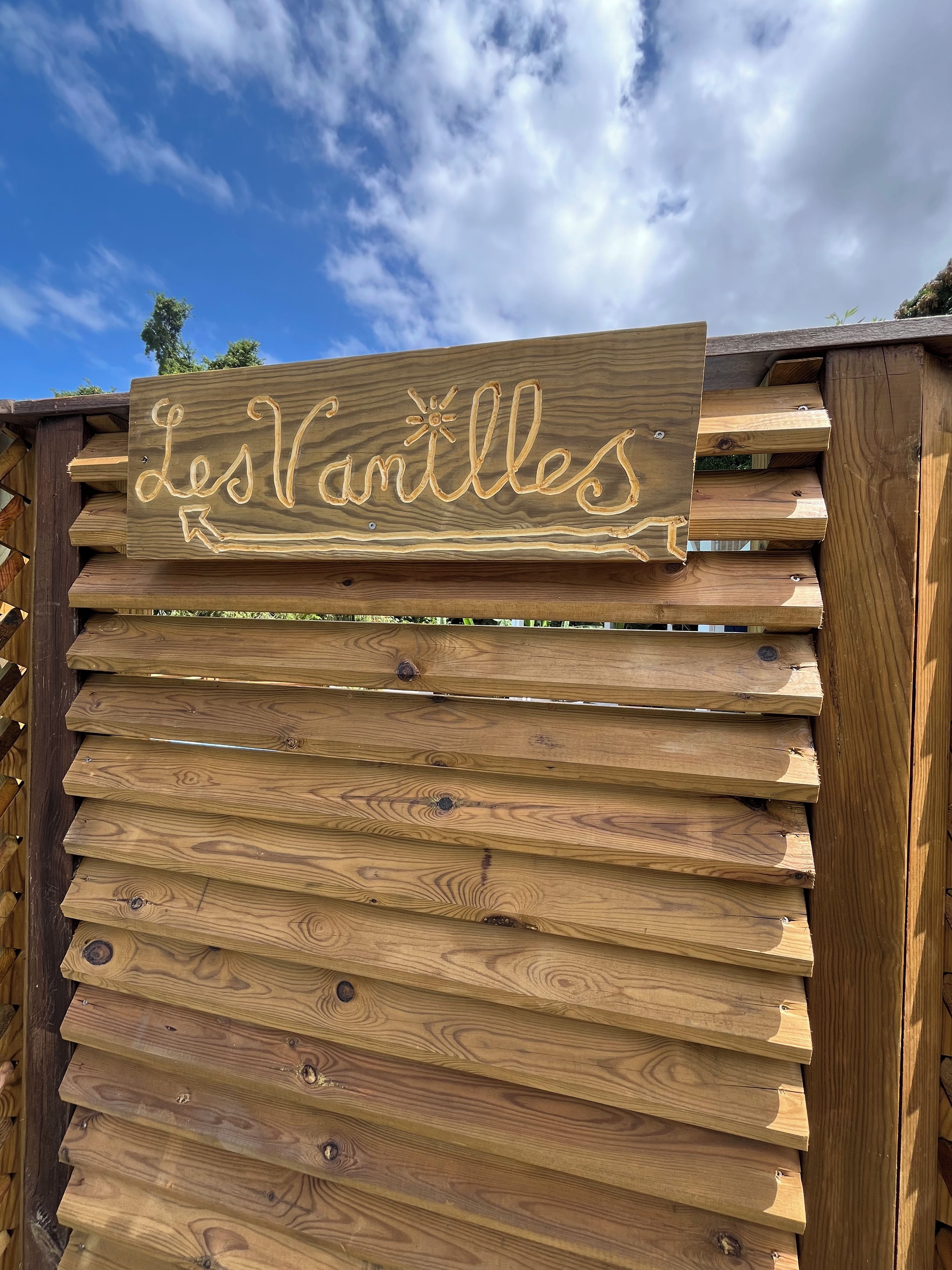 Un letrero de madera con el texto 
