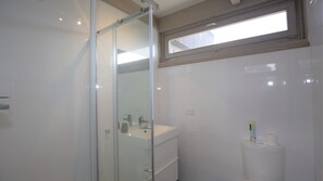 Douche, serviettes fournies
