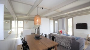 Un espacio habitable moderno con comedor, cocina y zona de estar.