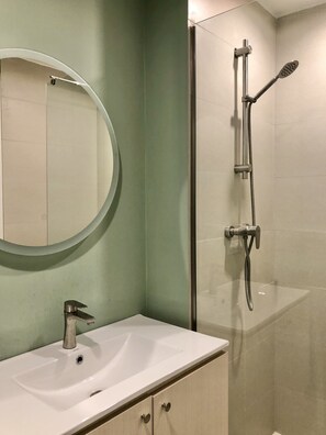 Douche, sèche-cheveux, serviettes fournies
