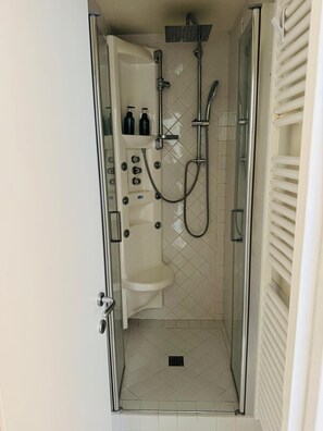 Dusche, Haartrockner, Bidet, Handtücher