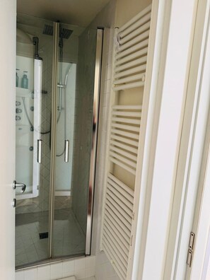 Dusche, Haartrockner, Bidet, Handtücher