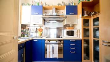 Kjøleskap, kokeplater, kaffetrakter/tekoker og vannkoker