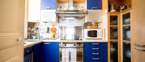 Kühlschrank, Herdplatte, Wasserkocher mit Kaffee-/Teezubehör