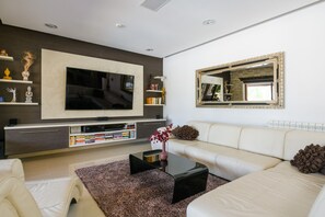 TV - Villa Sara four-bedroom villa with a swimming pool (Porec)