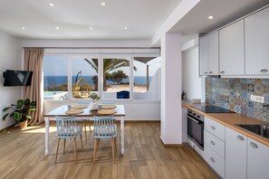 Fridge, microwave, oven, coffee/tea maker - Pure Seaside Calm, Far from Santorini’s Crowds (Thira)