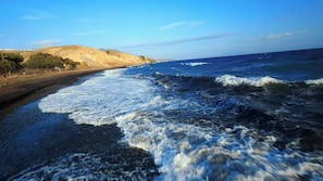 On the beach, sun-loungers, beach towels - Private Seafront Beach House with Jacuzzi- Sonus Mare I (Thira)