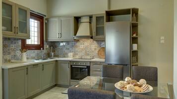 Comfort Villa, 2 Bedrooms | Private kitchen | Oven